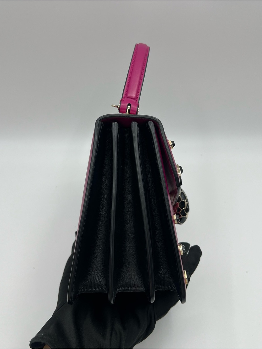 Bvlgari Serpenti Forever Top-handle Crossbody Medium in Magenta calfskin - Picture 5 of 16